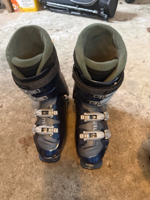 SKI BOOTS