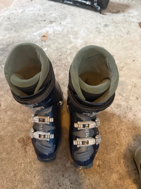 SKI BOOTS