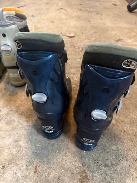 SKI BOOTS