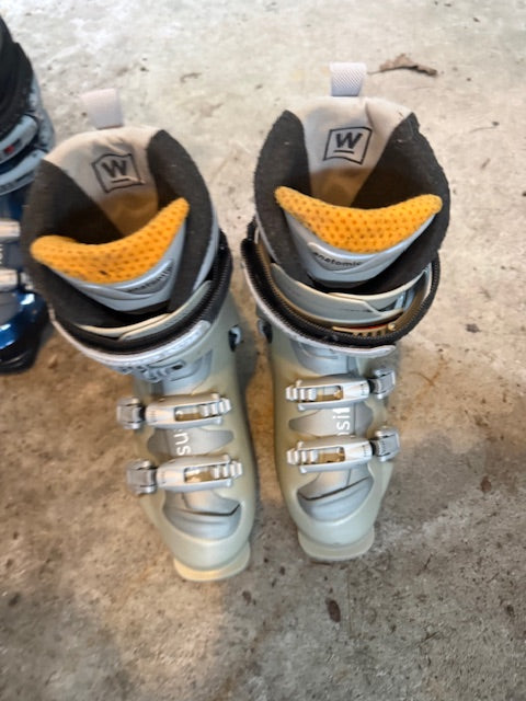 SKI BOOTS