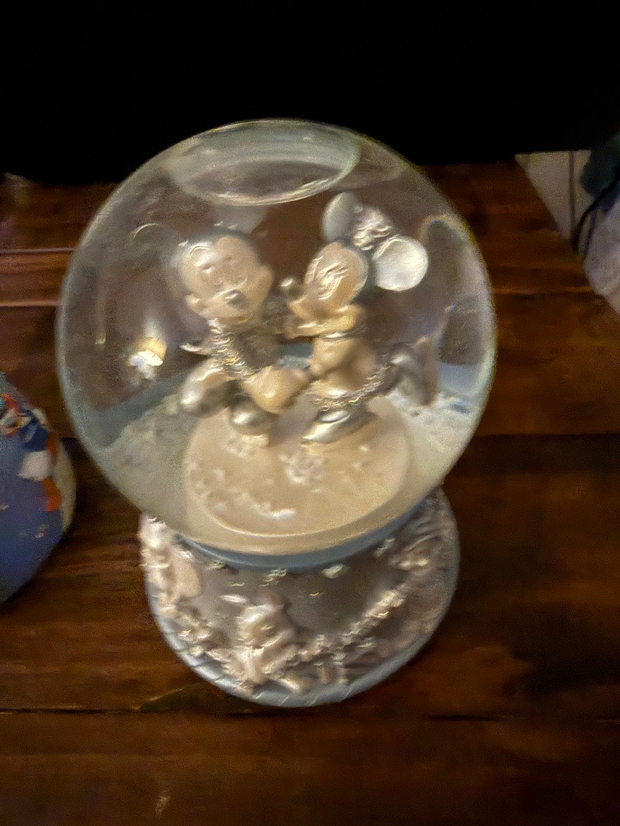 DISNEY SNOWGLOBE