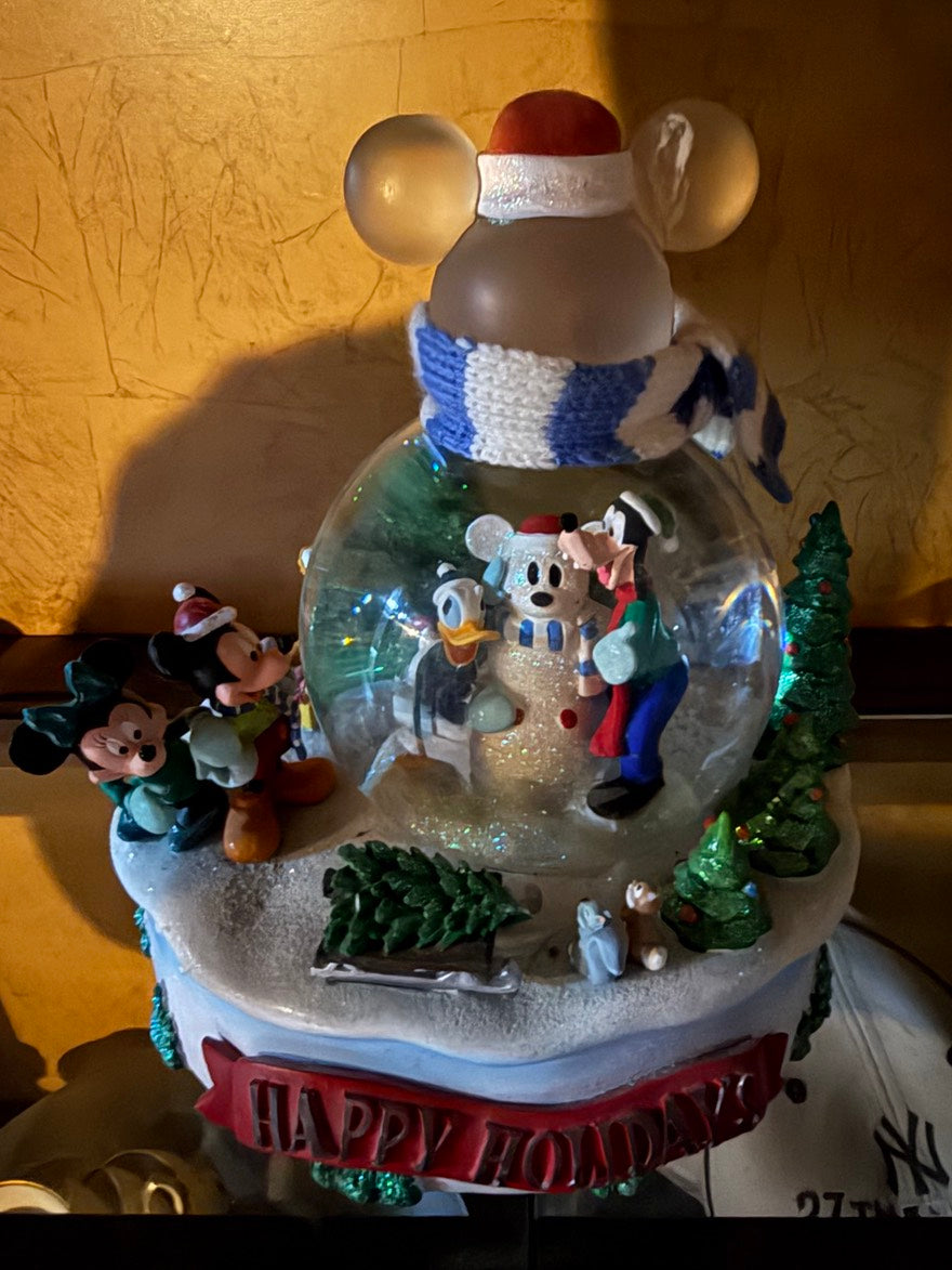 CHRISTMAS MICKEY MOUSE SNOWGLOBE