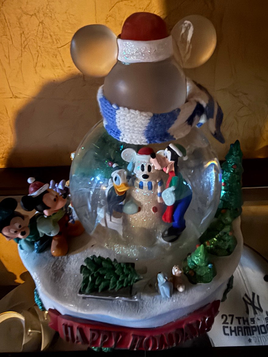CHRISTMAS MICKEY MOUSE SNOWGLOBE